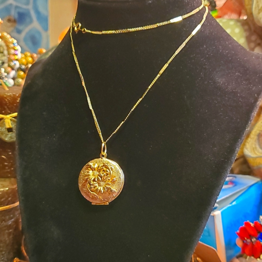 Vintage Floral Goldtone Locket on Chain Necklace